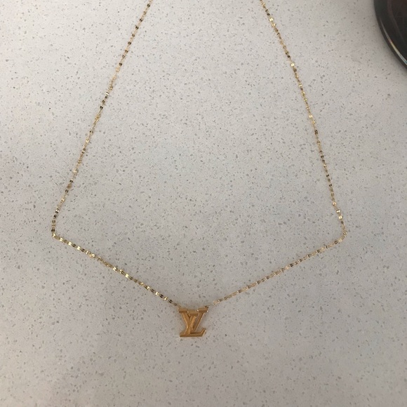 18K Saudi Gold Necklace with One pendant (Random) - Picture 1 of 6